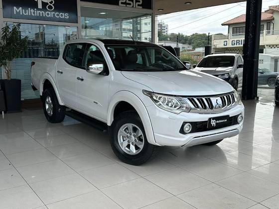 MITSUBISHI L200 TRITON 2.4 16V TURBO DIESEL SPORT HPE CD 4P 4X4 AUTOMÁTICO MITSUBISHI L200 TRITON 2.4 16V TURBO DIESEL SPORT HPE CD 4P 4X4 AUTOMÁTICO